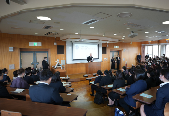 愛知文教大学 学長 富田 健弘